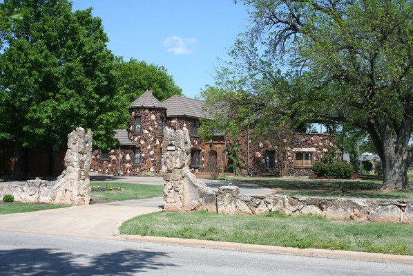 Exterior - Small Mansion near State Park and Casino (Watonga)