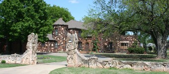 Small Mansion near State Park and Casino