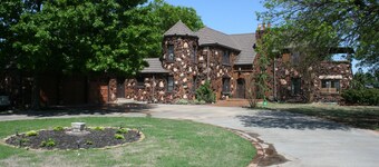 Small Mansion near State Park and Casino