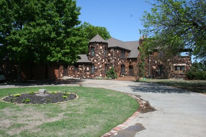 Small Mansion near State Park and Casino