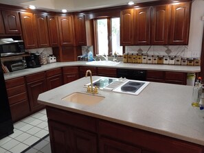 Fridge, microwave, oven, stovetop - Small Mansion near State Park and Casino (Watonga)