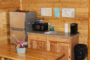 Full-sized fridge, microwave, paper towels - Palo Duro Glamping (Amarillo)
