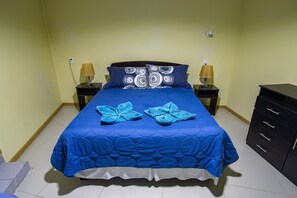 Standard fyrbäddsrum | Duntäcken, strykjärn/strykbräda, gratis wi-fi och sängkläder