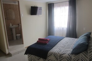 Habitación doble, 1 cama doble, baño privado | Edredones de plumas, tabla de planchar con plancha, wifi gratis