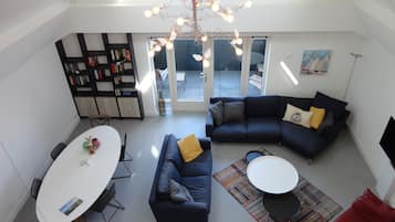 Deluxe Cabin | Living area | Heated floors