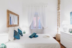 3 多间卧室、客房内保险箱、办公桌、熨斗/熨衣板