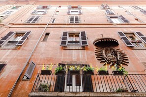 Exterior detail - TOP CHARM (Roma)