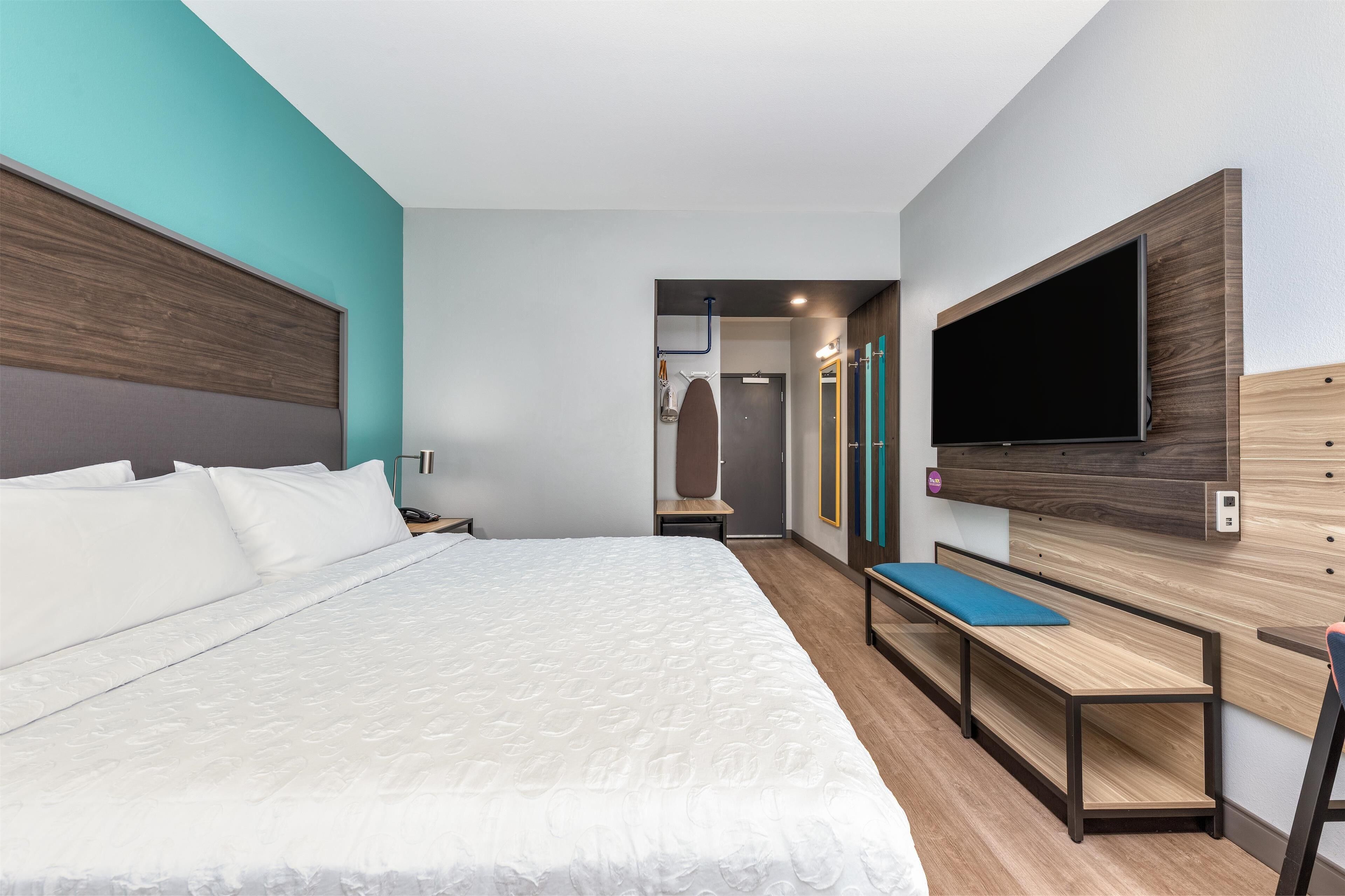 客房内保险箱、办公桌、笔记本电脑工作区、遮光窗帘