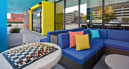 Tru by Hilton Manchester Downtown