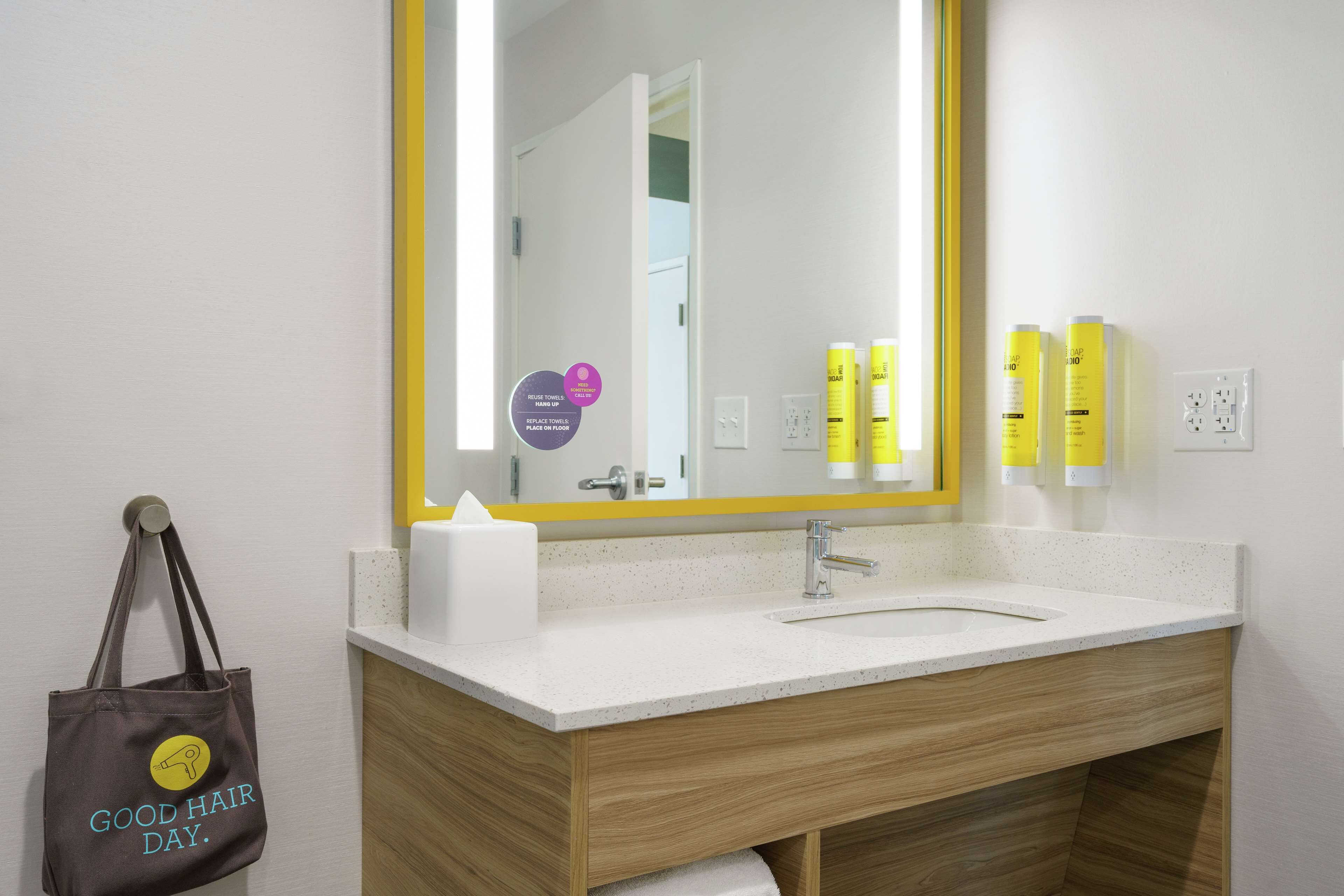 towels, soap, shampoo, toilet paper