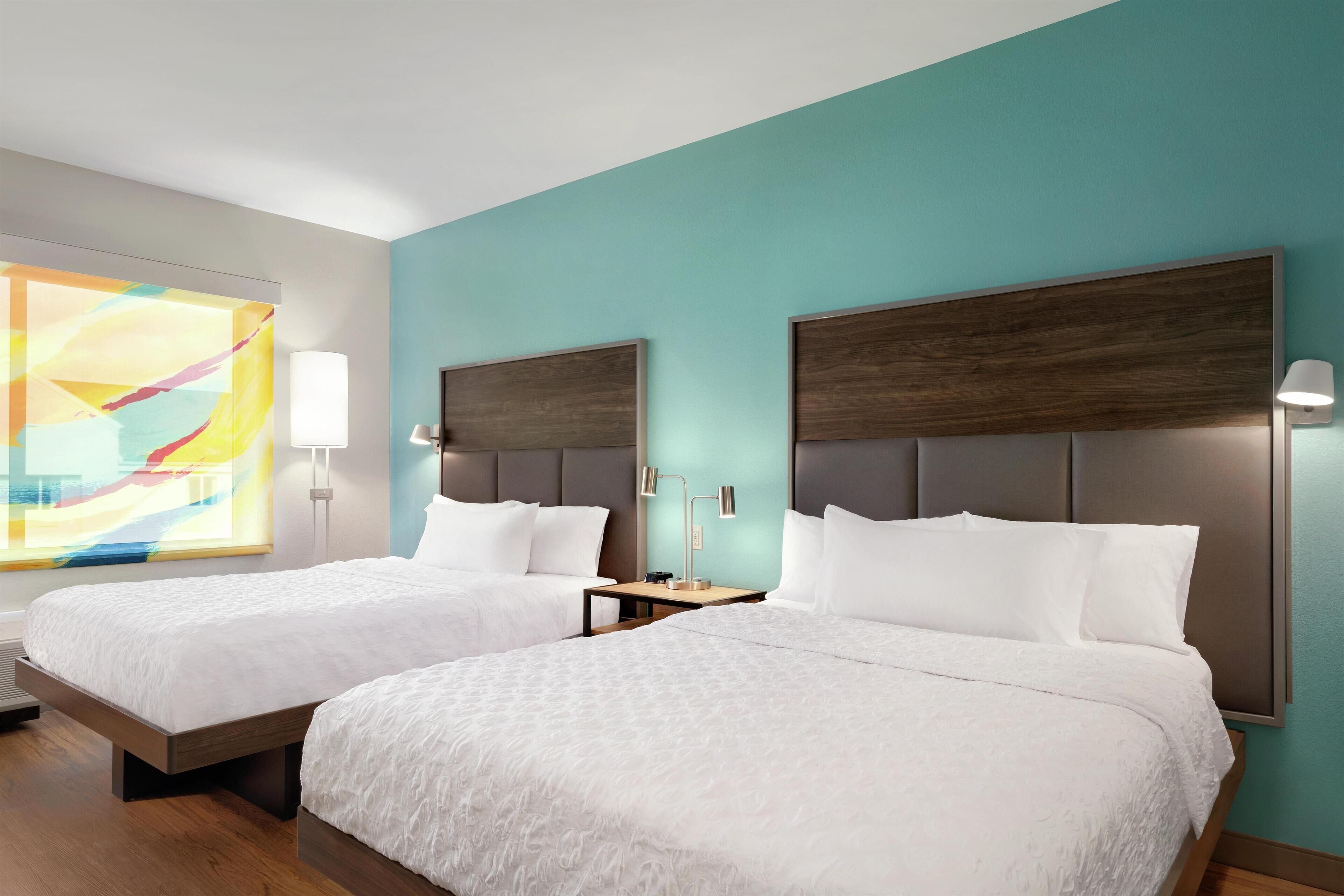 Quarto, 2 camas Queen | Escrivaninha, espaço de trabalho para notebook, Wi-Fi de cortesia