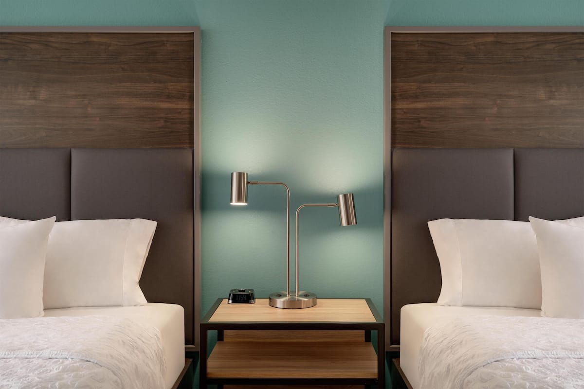 Rom, 2 queensize-senger | Skrivebord, skrivebord for bærbar PC, wi-fi (inkludert) og sengetøy