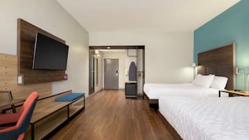 Quarto, 2 camas Queen, acessível, banheira (Mobility & Hearing) | Escrivaninha, espaço de trabalho para notebook, Wi-Fi de cortesia