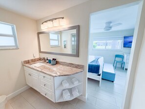 3 habitaciones, escritorio y tabla de planchar con plancha 