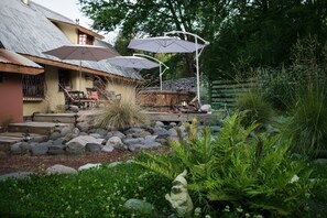 Exterior detail - Invernalia Hostal (Pinto)