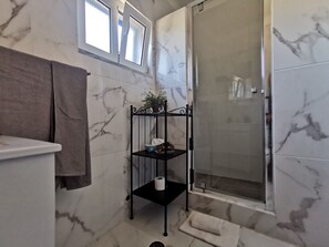 Ducha, secador de pelo, toallas y jabón