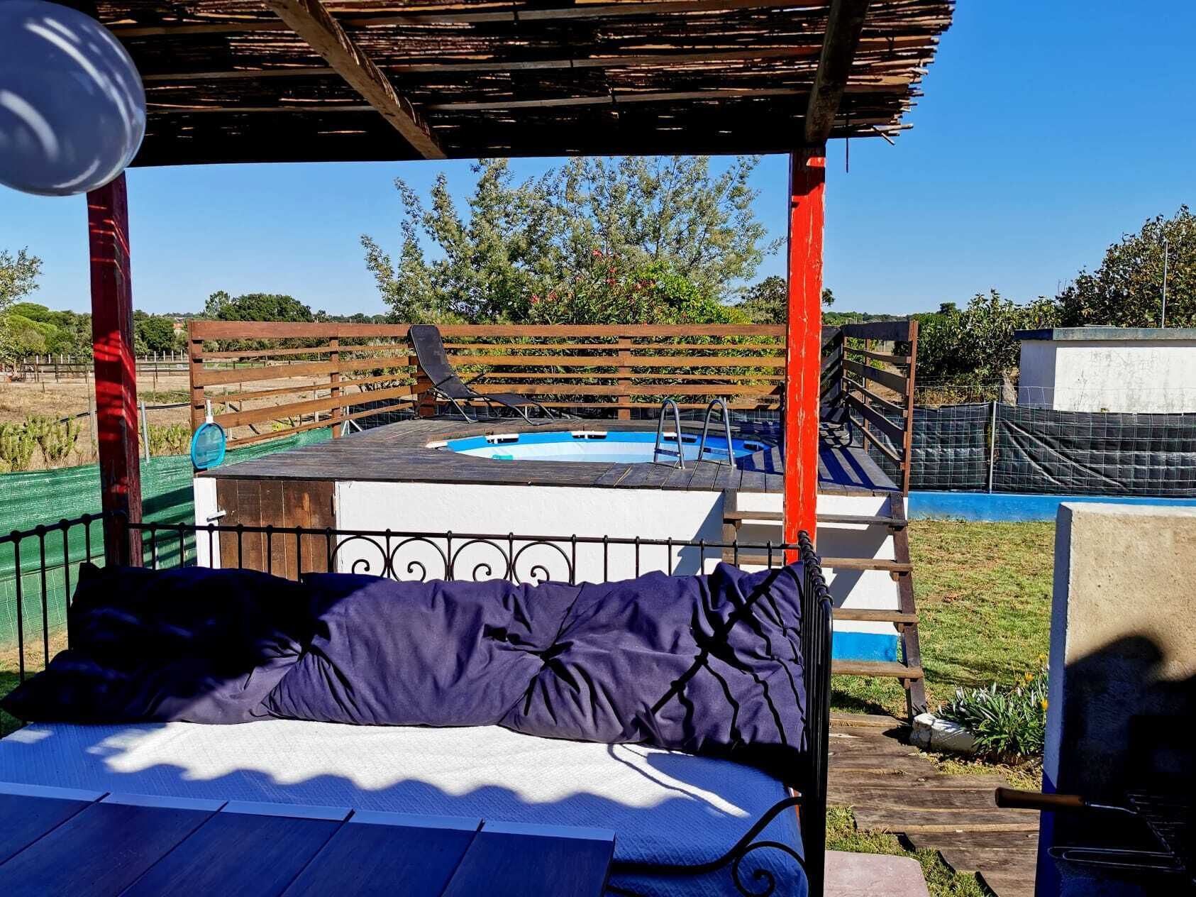 Un espace extérieur aménagé, abrité et doté d’une piscine, d’une terrasse en bois et d’une vue sur le paysage environnant.