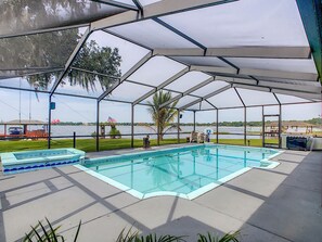 Una piscina al aire libre, una piscina climatizada