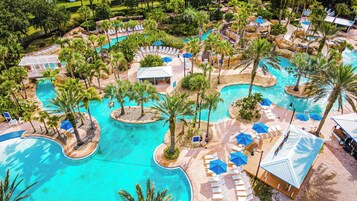 室外游泳池，提供日光浴躺椅和救生員