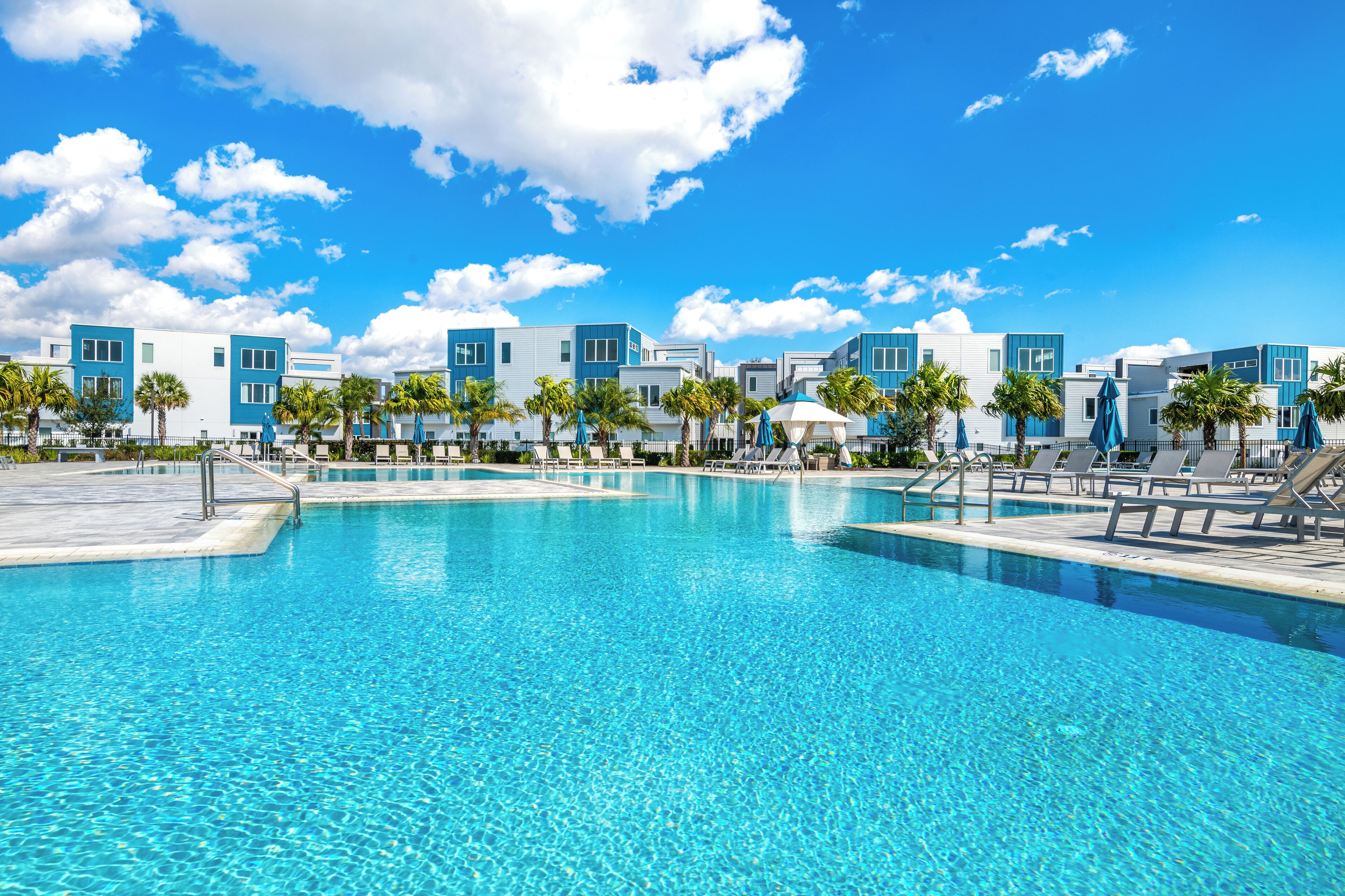 Udendørs pool, liggestole, livreddere på stedet