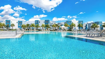 Ulkouima-allas, aurinkotuoleja, hengenpelastajia paikan päällä