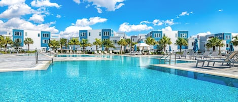Piscine extérieure, chaises longues, maîtres-nageurs sur place