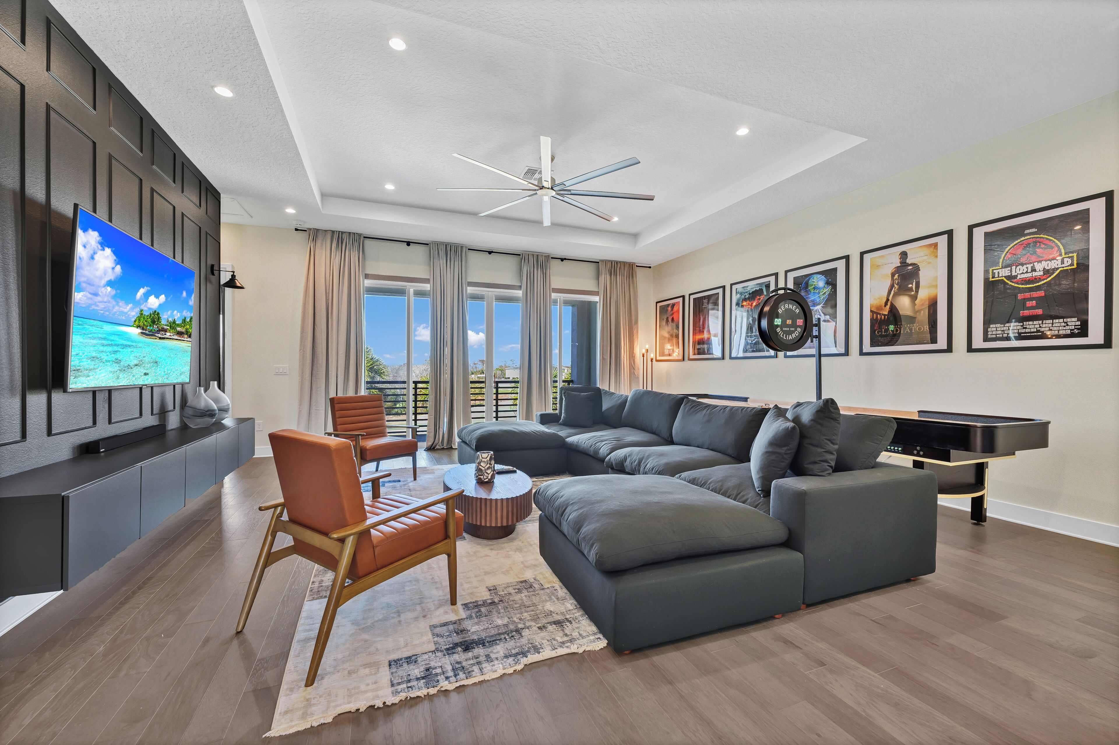 Chambre Signature, plusieurs lits (8 Bedroom) | Coin séjour | Télévision de 42 pouces avec chaînes par satellite