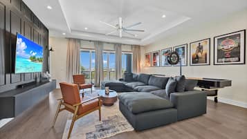 Chambre Signature, plusieurs lits (8 Bedroom) | Coin séjour | Télévision de 42 pouces avec chaînes par satellite
