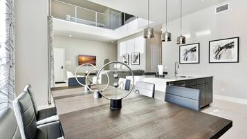 Luksushuoneisto, 5 makuuhuonetta, pääsy uima-altaalle (Two Story) | Ruokasali