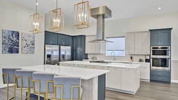 Chambre Signature, plusieurs lits (8 Bedroom) | Cuisine privée | Réfrigérateur, micro-ondes, four, plaque de cuisson