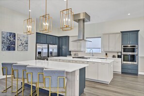 Habitació destacada, diversos llits (8 Bedroom) | Cuina privada | Frigorífic, microones, forn i placa de cuina 