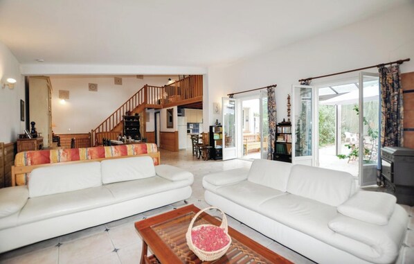 TV, fireplace, DVD player