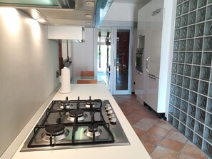 Kühlschrank, Ofen, Herdplatte, Wasserkocher mit Kaffee-/Teezubehör