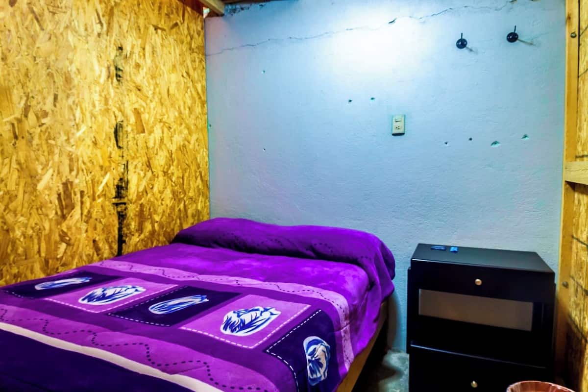 Dormitorio privado Matrimonial con baño compartido | Free WiFi, bed sheets