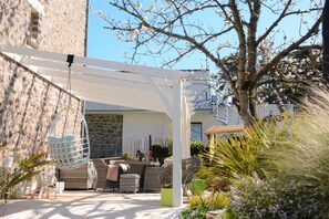 Terrace/patio - Garden apartment in an Art Deco villa 1925 200m beach & golf (Sables d'or les pins)