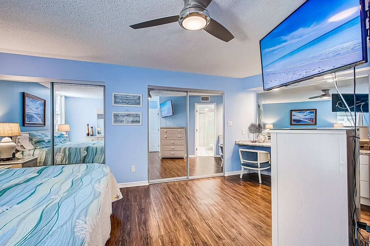 Master King bedroom with wall mounted flatscreen TV!