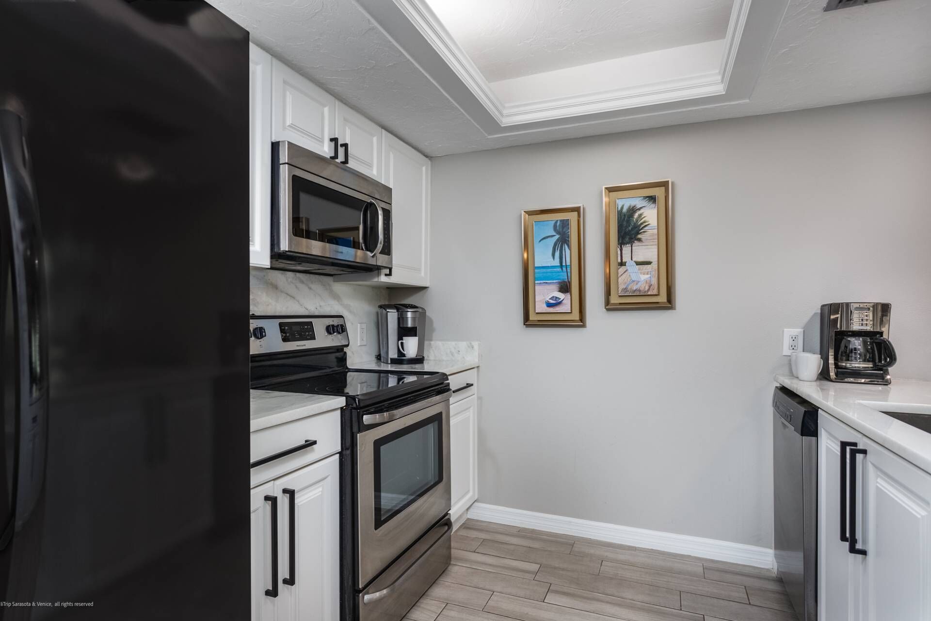 Geladeira, micro-ondas, fogão, cooktop