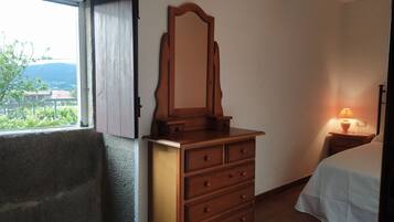 3 chambres, fer et planche à repasser, Wi-Fi gratuit, draps fournis