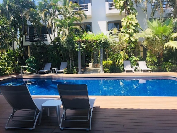 Outdoor pool, open 9:00 AM to 9:00 PM, pool umbrellas, sun loungers - Hotel Palmeras (Bucerías)