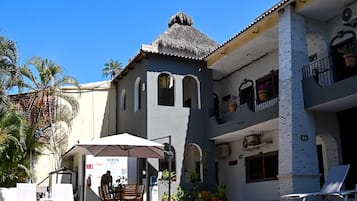Een buitenzwembad, parasols voor strand/zwembad