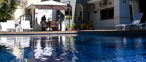 Utomhuspool, öppet 09.00 till 21.00, parasoller och solstolar