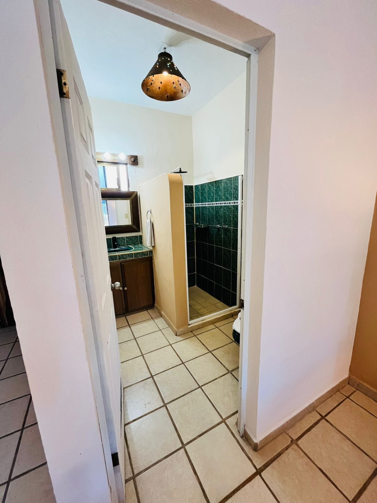 Ein Badezimmer mit Dusche, Toilette und Waschbecken.
