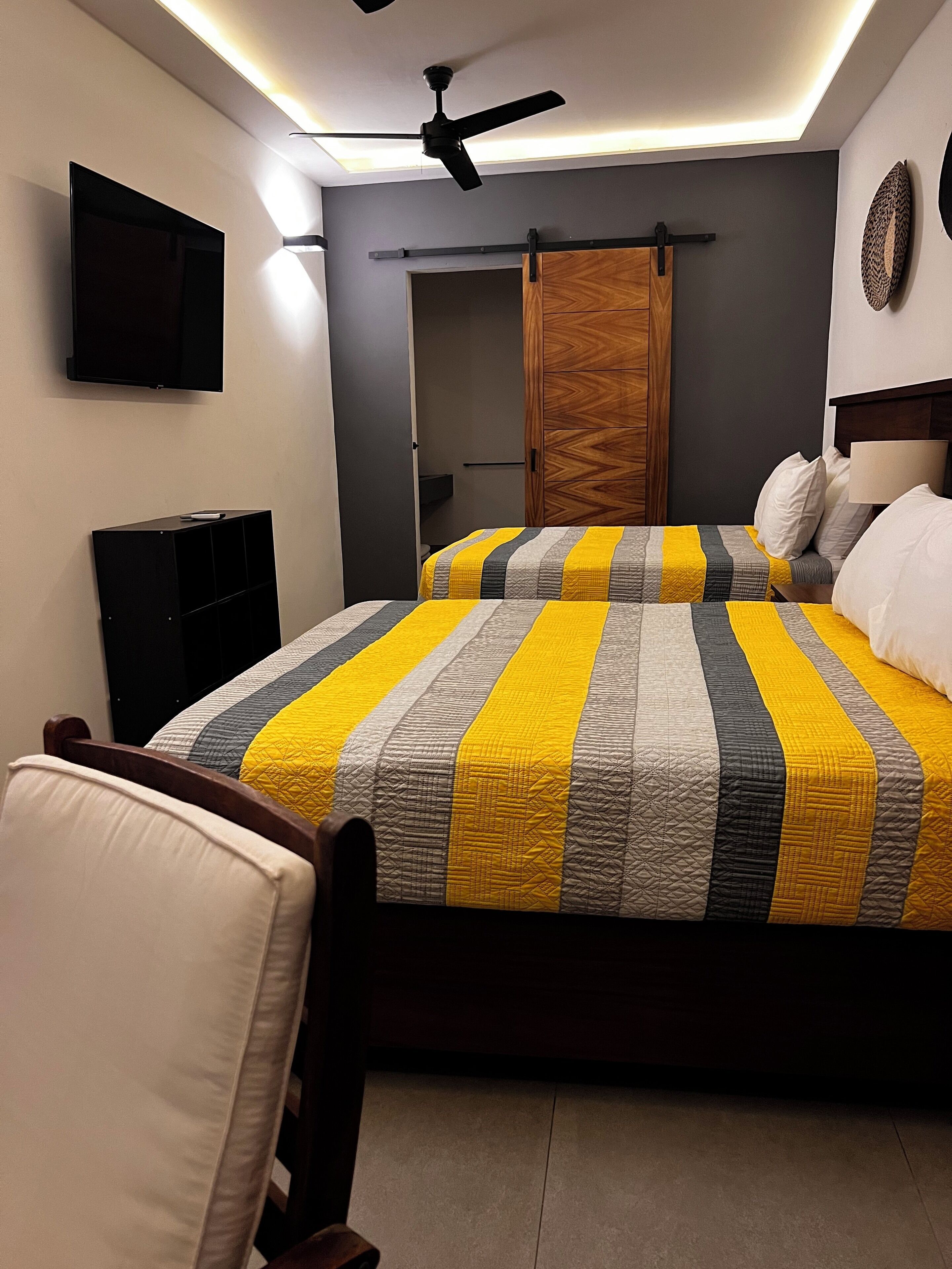 Estudio económico | Edredón, decoración personalizada, muebles diferentes y ropa de cama 