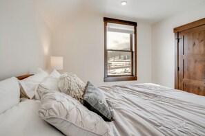 3 bedrooms, desk, iron/ironing board, travel cot