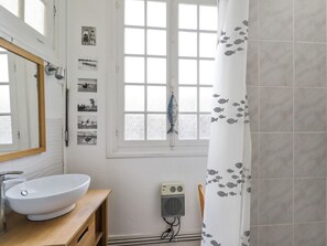 Douche, sèche-cheveux, serviettes fournies