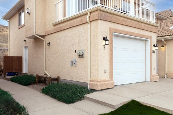 Exterior detail - Paradise Canyon Golf Resort - Luxury Condo M399 (Lethbridge)
