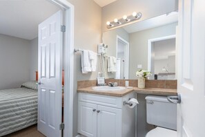 Hair dryer, towels - Paradise Canyon Golf Resort - Luxury Condo M399 (Lethbridge)