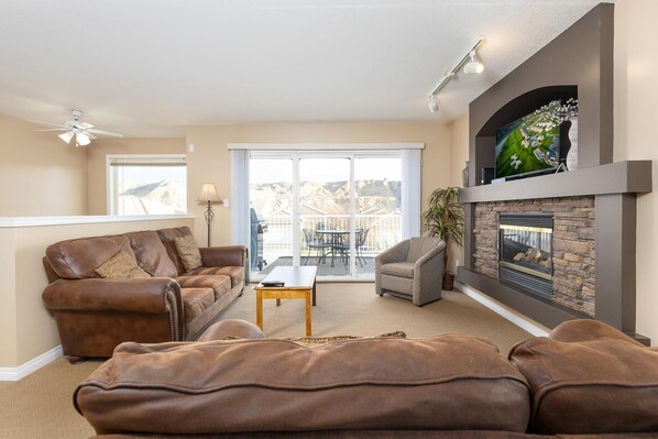 TV, fireplace - Paradise Canyon Golf Resort - Luxury Condo U399 (Lethbridge)
