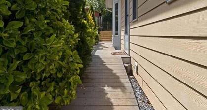 Cozy and fresh one-bedroom, 10 minutes from Old Town Alexandria