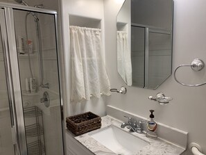 Doccia, asciugacapelli, asciugamani, sapone